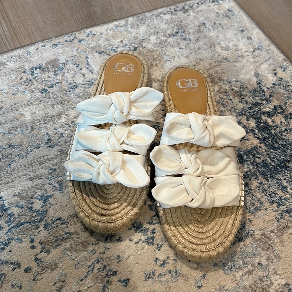 ‼️SOLD‼️Gianna Bini White Sandals